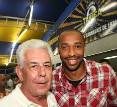Henry visita Unidos da Tijuca e recebe camisa do Vasco de Fernando Horta