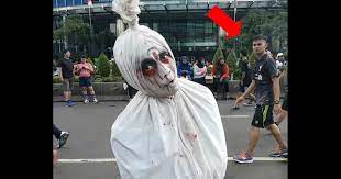 Wow 14 Foto Pocong Lucu Banget Pocong Prank Seram Tapi Lucu Kartun Lucu Pocong Gaptek Funny Cartoon 10 Meme Pocong In Gambar Hantu Gambar Wajah Gambar Lucu