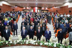 İlk ve orta öğrenimini sırasıyla diyarbakır ve i̇stanbul'da tamamladı. Metin Kulunk Universitemizde