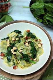 Ravioles Sautees Aux Epinards Et Noisettes Grillees Happy Papilles Recette Recette Epinards Frais Recette Ravioli Recettes De Cuisine