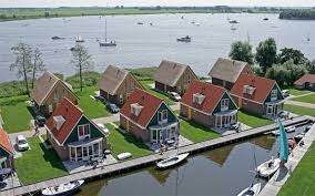 Je nach öffnungszeit erhalten sie freien zutritt zum hallenbad in der ferienanlage. Schone Am Wasser Gelegene Ferienhauser In Holland Holland Com