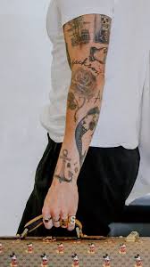 Harry styles covered up all his tattoos, and it's like looking at a whole new, but still hot, man. Pin By Sydney Hartlep On Harry Harry Styles Tattoos Harry Styles Hands Harry Styles Nails