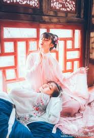 阅尽天涯离别苦 不道归来 零落花如许 花底相看无一语 绿窗春与天俱莫 待把相思灯下诉 一缕新欢 旧恨千千缕 最是人间留不住 朱颜辞镜花辞树 girls in love portrait hanfu