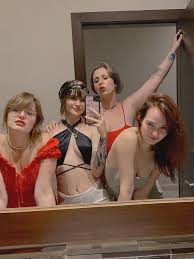 RL RUNESCAPE GF on X: Hi and welcome to ~The Girls Room~ @theomgcosplay @ PeachJars @QTsnack t.co9P07eSmfVA  X