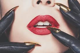 Il suffit de voir la promo démentielle faite au sephora des champs elysées à l'occasion de l'arrivée de la marque en france: La Marque De Produits Cosmetiques Kat Von D Debarque En France Livealike