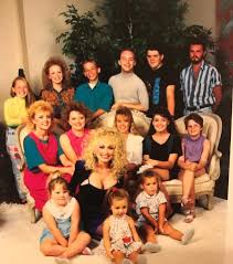 Stella parton, left, and dolly parton at the red tent conference in 2014. Dolly With Her 14 Nieces And Nephews Auntgranny Celebrity Siblings Dolly Parton Dolly Patron