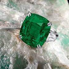 Des Joyaux Vintage Chez Sotheby S A Hong Kong Vente Bijoux Emeraudes Colombiennes Bijoux