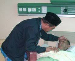 Adalah fardhu kifayah melawat orang yang sakit menurut jumhur pendapat ulamak. Tazkirah Kelebihan Ziarah Orang Sakit