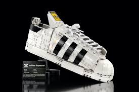 Adidas superstar white grey ba7666. Lego X Adidas Exklusiver Superstar Sneaker Im Set Zum Tragen Und Nachbauen Gq Germany