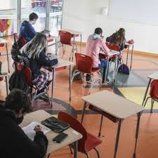 El reencuentro en la vuelta a las clases presenciales. Reportaje Regreso A Clases 2021 La Preocupacion De Padres Y Profesores Frente Al Covid 19 By Periodista Camila Jara