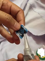 Pengobatan rumahan yang bisa dilakukan sebagai cara menghilangkan bisul dengan cepat adalah selalu menjaga kebersihan kulit. Gam Uhu Kasut