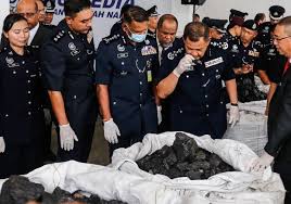 Kumaresan juga mempunyai banyak kenalan kongsi gelap untuk membantunya mengutip duit bulanan lori hantu disekitar johor. Rampasan Dadah Terbesar Kokain Rm2 4 Bilion Ditemui Di Pulau Pinang Beritabenar