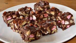 Pin By Jim Jenkins On Biscuits Tray Bakes Etc Fridge Cake Chocolate Fridge Cake Easy Delicious Recipes