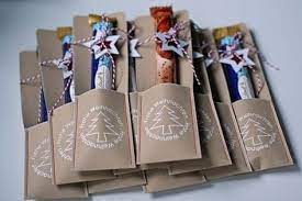 Vorlage für rentierkacke, schneemannfürze und rentiernasen gibt es hier! Regelmassig Zu Weihnachten Bittet Mich Mein Mann Um Eine Kleinigkeit Fur Seine Arbeitskollegen Die Kleinigkeiten Zu Weihnachten Geschenke Weihnachten Geschenke