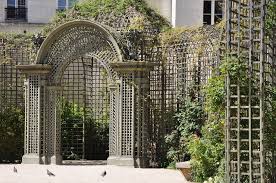 Paris 3e Le Treillage Du Jardin Anne Frank In 2020 French Formal Garden Formal Garden Trellis Design