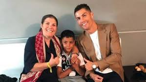 Cristiano ronaldo (c) of juventus celebrates with his mother maria dolores aveiro (r) and georgina rodriguez during the awards ceremony after winning the serie a championship during the serie a match between juventus and atalanta bc on may 19, 2019 in turin, italy. Kch Comunicacion Noticias Del Ecuador Y Del Mundo