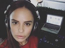 Kráska prišla do práce a našla si na stole výpoveď: Strašná drzosť, za čo  ma vyhodili