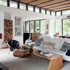 A Modern Rustic Beach House In The Hamptons Ny Rustic Living Room Design Modern Rustic Living Room Log Home Living