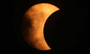 A partial solar eclipse occurs when earth moves through the lunar penumbra (the lighter part of the moon's shadow) as the moon moves between earth and the sun. Jynalnrk Eaum