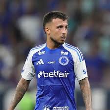Volante do Cruzeiro cita 'ironia' de juiz após tossir sangue durante jogo
