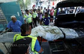 Polis mengenal pasti mangsa yang masih hilang dikenali sebagai moey yun peng yang juga penuntut kolej kdu. Berita Harian A Twitter Mayat Mendiang Moey Yun Peng Yang Terkorban Dalam Kemalangan Maut Sebuah Kenderaan Suv Yang Terhumban Ke Dalam Laut Selepas Terbabit Dalam Kemalangan Di Kilometer 4 Jambatan Pulau Pinang