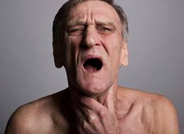 Abbassamento della voce, gola irritata, tosse secca: se non passa?