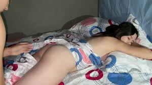 üvey kardeşim odasında yalnız ve onu ısıtmak için ona dokunmak zorundayım  Porno 7DAK farkıyla izle