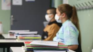 Le premier ministre autorise les élèves à rester chez eux jeudi et vendredi, pour limiter les risques de contamination durant les fêtes. Vsyv Whgp7tvpm
