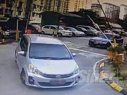 Di dalam kereta, intan dan nina ternyata tidak dapat menemukan tempat duduk yang kosong, sehingga keduanyapun memutuskan untuk berdiri sambil berpegang pada pegangan yang sengaja dibuat untuk penumpang yang tidak kebagian tempat duduk. Dua Sekawan Pecah Rumah Curi Kereta Diberkas