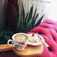 Tuba On Instagram Anne Saati Dipnot Bebekli Evlerde Cicekler Iki Koltuk Aralarina Saklanir Evdekal Evdeko Instagram Evler Koltuklar