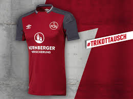 Zeigt mit erhobenem haupt und breiter brust, was einen fan des 1. 1 Fc Nurnberg Das Neue Heimtrikot 17 18 Ist Da