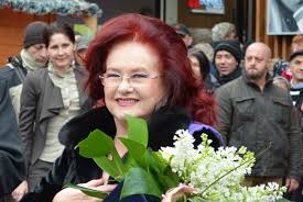 A realizat cupluri artistice celebre alături de ștefan bănică (până la moartea acestuia) și alexandru arșinel. Stela Popescu A Murit A PresimÅ£it CÄ Se Va Duce In UrmÄ Cu O LunÄ Poate CÄ MÄ Voi DeclaraÈia Care IÈi DÄ Fiori Èi Te Face SÄ Plangi Dailynews Ro