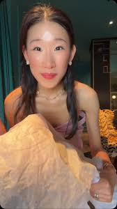 Casually carrying a garden party in her hand. Simone Rocha understood the  assignment. #DoingTheMost #EffortlesslyExtra #BeccaBloom #FlowerBag  #FloralFantasy #BloomWithStyle #EffortlesslyChic ...