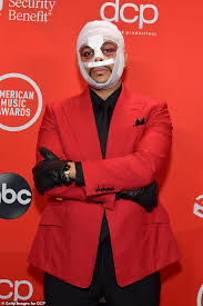 The weeknd performing at the 2020 mtv video music awards on sunday in new york city. The Weeknd Performs Outside At The 2020 American Music Awards Daily Mail Online