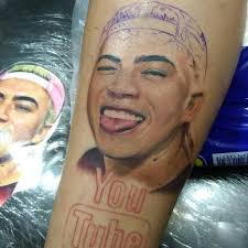 + whindersson nunes e maria lina fazem tatuagem em homenagem a joão miguel + cid moreira manda mensagem de apoio para whindersson nunes e recentemente, valdenice nunes, mãe do humorista whindersson nunes, respondeu perguntas dos fãs sobre seu filho e a nora no instagram. Fa Faz Tatuagem Super Realista Do Rosto De Whindersson Nunes