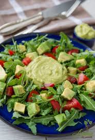 Mai târziu am descoperit o altă variantă a salatei de vinete, respectiv cea vom avea apoi un avocado perfect copt. Salata De Rucola Cu Avocado Si Rosii Arome De Poveste
