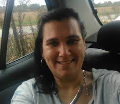 Mulher fica com flecha cravada no rosto ao salvar filho durante briga