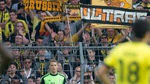 Er stammt aus der jugend des fc schalke 04, zu dessen erster mannschaft er ab 2005 gehörte. Ruckhalt Fur Neuer Durch Die Kapitansbinde Fussball