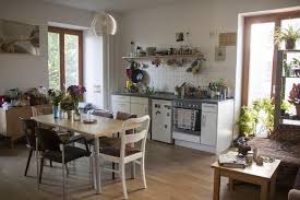 Eine Grosszugige Wohnkuche Einer Wg In Berlin Wohnkuche Kuche Esszimmer Einrichtung Einrichtungsidee Esstis Wohnkuche Kuchendekoration Kuchen Inspiration
