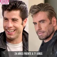 A los 71 años, John Travolta trajo pura nostalgia a Hollywood. El 27 de  junio, subió al escenario del Hollywood Bowl en un sing-along de Grease,  vestido una vez más como Danny