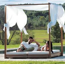 Lit De Jardin A Baldaquin Contemporain Essenza Ethimo Lit De Jardin Lit Exterieur Design De Maison Contemporaine