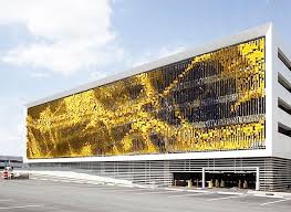 Das Architekturburo Urbana Versieht Ein Parkhaus Mit Einer Farbverandernden Fassade Detailverliebt De Kinetische Architektur Gebaudefassade Fassade