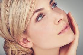 Ver Un Rayo De Esperanza En El Cielo Tocando El Agua Foto de archivo