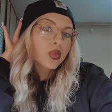 Carly Akers's Instagram, Twitter & Facebook