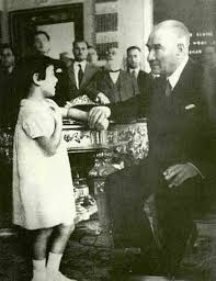 Atatürk bir gün çocuk balosuna gider. Ataturk Un Cocuklar Ve Gencler Uzerine Soyledigi Zamanin Cok Otesinde 15 Soz Onedio Com