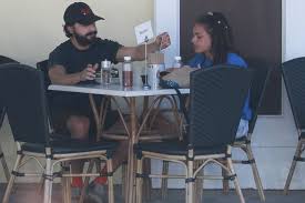 A friend of mine has been nagging me to throw shia at my party for a couple of months now, and i several of us joked about it for weeks and then actual cannibal shai labeouf showed up in the last. Shia Labeouf Hat Er Eine Neue Freundin Gala De