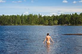 Frau badet nackt in Boasjön See, … – Bild kaufen – 70340920 ❘ lookphotos