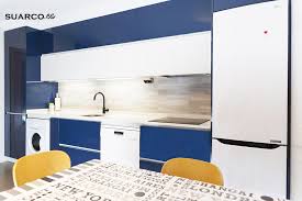 En la esquina encontrarás un moderno refrigerador de agua con unas gafas. Cocina Moderna Azul Brillo Cocinas Suarco Fabrica Y Diseno De Cocinas