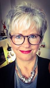 Ontdek hier pittige korte kapsels voor vrouwen en dames! Pin Van Margot Op Gray Is The New Blonde Set Your Hair Freeeeeeeee Korte Kapsels Fijn Haar Kort Kapsel Dames Met Bril Kort Kapsel En Bril