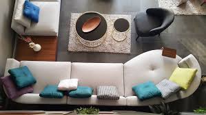 Kare Ve Kavisli Parcalarin Ayni Kompozisyonda Bulusmasi Ile Samimi Bir Atmosfer Olusturabilirsiniz Yuvarlak Sehpalar Ve Renkli Kirlentl In 2020 Furniture Decor Sofa